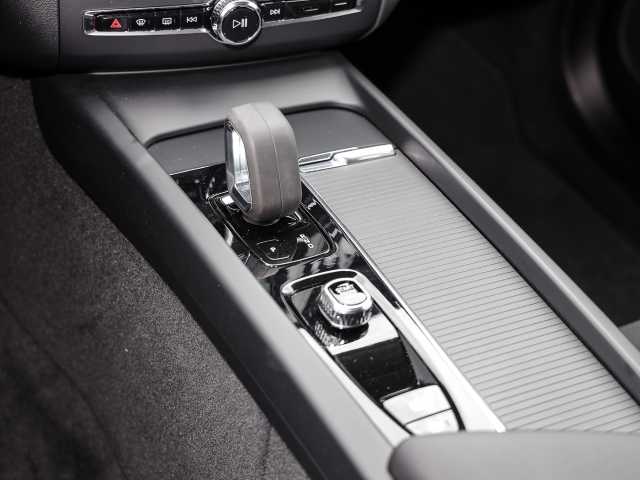 Volvo  Momentum Pro 2WD B4 Diesel EU6d Navi Keyless ACC Rückfahrkam. Fernlichtass. El.