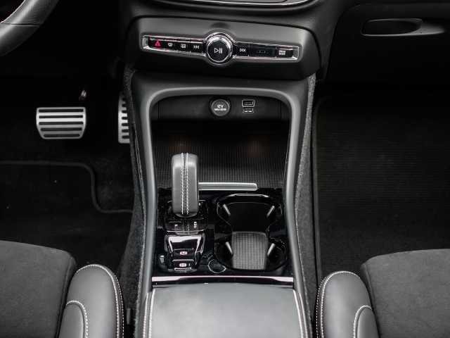 Volvo  R Design 2WD T3 EU6d AHK Navi Leder digitales Cockpit Soundsystem LED Sperrdiff.